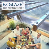 Groep vrienden onder een terrasoverkapping met heldere lichtplaten, EZ GLAZE logo