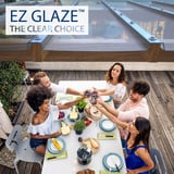 Mensen eten onder een terrasoverkapping met heldere lichtplaten, EZ GLAZE logo