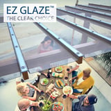 Bovenaanzicht van een groep onder terrasoverkapping met heldere lichtplaten, EZ GLAZE logo