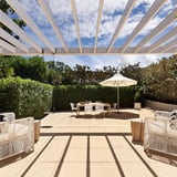 Terrasoverkapping met heldere polycarbonaat lichtplaten boven een terras