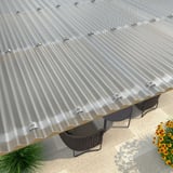 Geplaatste polycarbonaat golfplaten 76/18, 2,80 mm, helder, op een terrasoverkapping met tafels