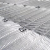 Detailopname van de heldere polycarbonaat golfplaat 76/18 met bevestigingsklemmen en structuur