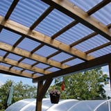 Geplaatste polycarbonaat golfplaten 76/18, 2,80 mm, helder, op een houten constructie als terrasdak