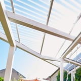 Terrasoverkapping van heldere Scobalit polycarbonaat golfplaten met houten constructie van onderaf