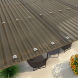 Gelegde polycarbonaat golfplaat 76/18 in brons op een terrasoverkapping
