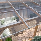 Plaatsing van de 16 mm heldere polycarbonaat kanaalplaten op een terrasoverkapping