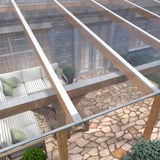 Verlegde heldere polycarbonaat kanaalplaten 16 mm op een houten terrasoverkapping