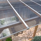 Geplaatste polycarbonaat kanaalplaat 16 mm, helder, op een terrasoverkapping