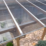 Verlegde heldere polycarbonaat kanaalplaten 16 mm als overkapping op een terras