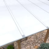 Opaal witte polycarbonaat kanaalplaten 16 mm gemonteerd als dakbedekking op een terrasoverkapping
