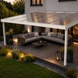 Toepassingsvoorbeeld: terrasoverkapping met heldere polycarbonaat platen van 16 mm en loungehoek in de avond