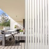Polycarbonaat kanaalplaat 16 mm, helder/wit gestreept, als privacyscherm op terras