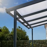 Polycarbonaat kanaalplaat 16 mm, helder/wit gestreept, gemonteerd op een terrasoverkapping
