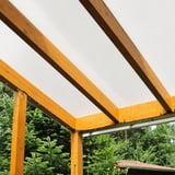 Houten terrasoverkapping met opaal witte Scobalit polycarbonaat lichtplaten