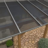 Polycarbonaat kanaalplaat 16 mm antraciet als terrasoverkapping op houtconstructie, bovenaanzicht