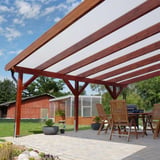 Terrasoverkapping met opaalwitte 16 mm polycarbonaat kanaalplaten op een bruine houten constructie