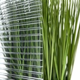 Polycarbonaat dubbelwandige plaat 6 mm, helder, detail van de kanaalstructuur met planten op de achtergrond