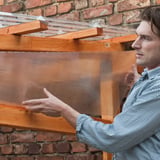 Man monteert een polycarbonaat dubbelwandige plaat 6 mm, helder, aan een houten constructie