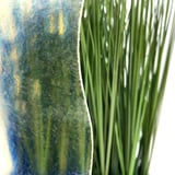 Detailweergave van de 0,80 mm dikke polyester lichtplaat, helder, met zichtbare vezelstructuur en groene achtergrond