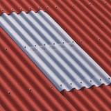 Detail van terracotta golfplaten met transparante lichtplaat en bevestigingsschroeven