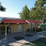 Overkapping met terracotta golfplaten dak en houten constructie