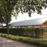 Donkergrijze golfplaten van Stabipol op een groot gebouw met houten constructie, verlegd