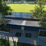 Bovenaanzicht van een carport met donkergrijze golfplaten en lichtplaten, verlegd