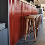 Polyester golfplaten terracotta 0,85 mm gebruikt als wandbekleding van een bar