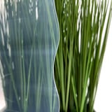 Detailaanzicht van de heldere, licht blauw getinte PVC golfplaat 76/18 voor groene achtergrond