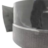 Detail randfixatiestrip EPDM zwart, rol met structuur van de onderzijde