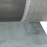 Detail randfixatiestrip EPDM zwart, onderzijde met fijne structuur