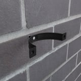Gitzwarte stalen regenpijpbeugel gemonteerd op een bakstenen muur, Niagara