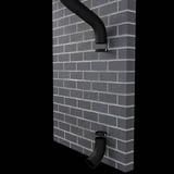 Twee gitzwarte stalen afvoerbochten (RAL 9005) gemonteerd op een grijze bakstenen muur
