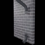 Twee grafietgrijze (RAL 7024) stalen fallrohrbochten gemonteerd aan een bakstenen muur, perspectief