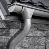 Niagara regenpijpbocht in grijs aluminiumkleurig staal, gemonteerd onder een dakgoot