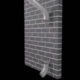 Twee grijs aluminiumkleurige Niagara regenpijpbochten gemonteerd op een bakstenen muur