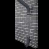 Antracietgrijze afvoerbuisbocht gemonteerd aan een bakstenen muur, onderdeel van een dakgootsysteem