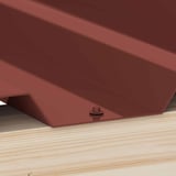 Roodbruine RVS schroef (RAL 8012) gemonteerd in diepte van een rood damwandplaat op houtconstructie