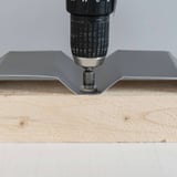 Montage van een RVS schroef in diepte van een damwandplaat op hout, schroef vastgedraaid