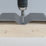 Montage van een RVS schroef Zilver-Metallic RAL 9006 in diepte met accuschroevendraaier, midden