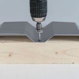 Montage van een RVS schroef Zilver-Metallic RAL 9006 in diepte met accuschroevendraaier, bijna klaar