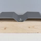 Gemonteerde RVS schroef Zilver-Metallic RAL 9006 in diepte van damwandplaat op hout
