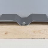 RVS schroef in diepte van een grijze damwandplaat op houtconstructie, volledig gemonteerd