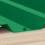 Mintgroene RVS schroef gemonteerd in de diepe groef van een profielplaat op houtconstructie