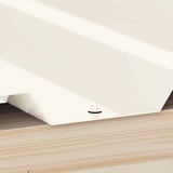 RVS schroef gemonteerd in de diepe golf van een witte profielplaat op houten onderconstructie