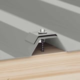 RVS schroef met hoge rib en houtconstructie, montage van een grijze damwandplaat op hout