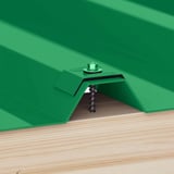 Montage van een mintgroene RVS schroef door damwandplaat in houtconstructie, detailweergave