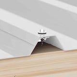RVS schroef in blanke kleur bevestigt een wit zetwerk op houten onderconstructie