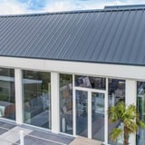 Sandwichpaneel ECO 1000-30 dak, Antracietgrijs, gemonteerd op een modern gebouw