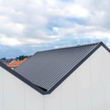 Sandwichpaneel ECO 1000-30 dak, antracietgrijs RAL 7016, gemonteerd op een daknok